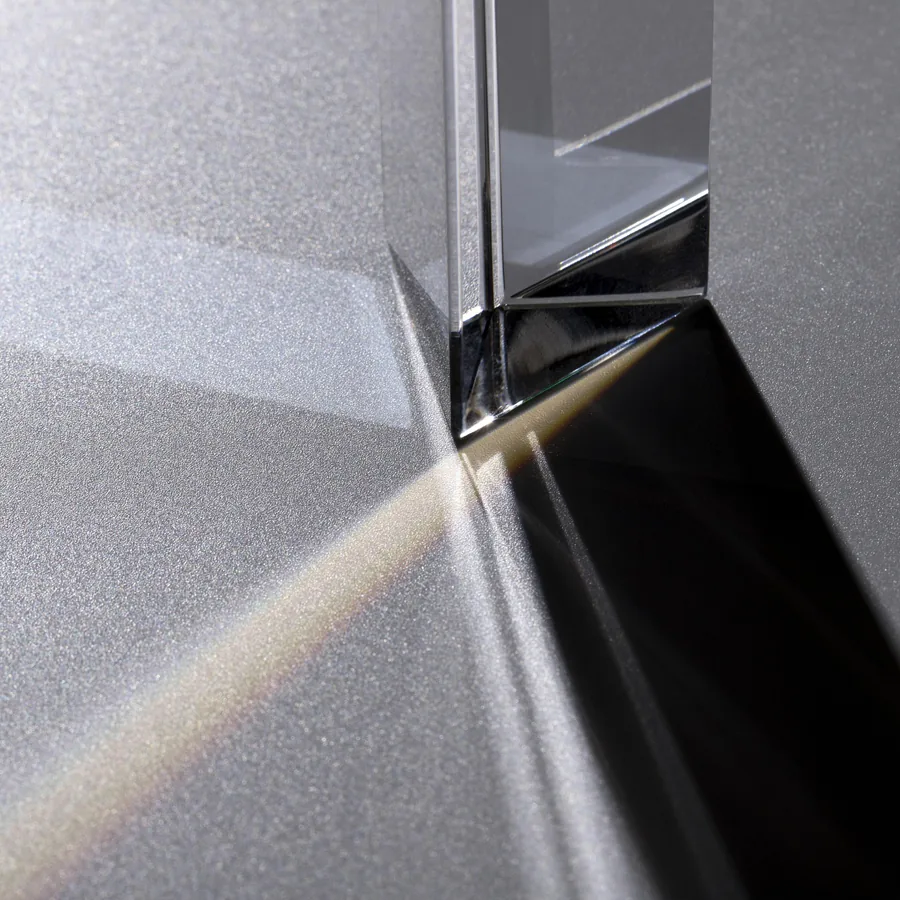 Metallkante mit Lichtreflex
