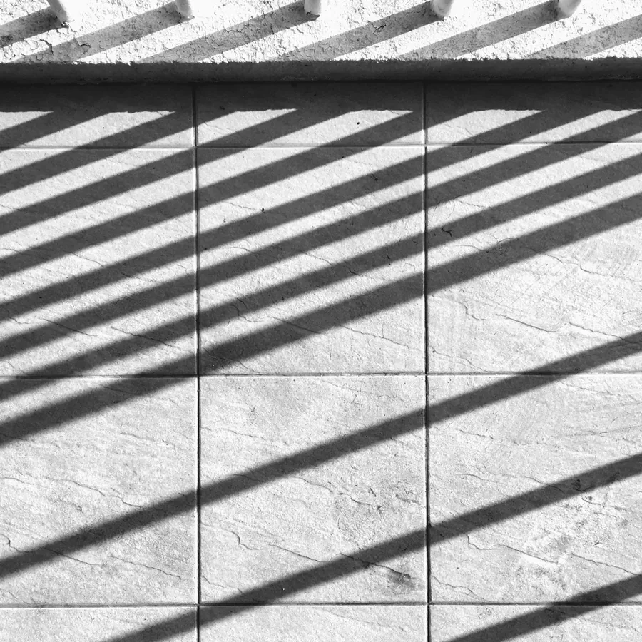 Lichtstreifen auf einer Betonwand